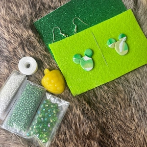 Kit para hacer pendientes de cactus verdes con incrustaciones de arcilla personalizadas, tutorial de bisutería y materiales.