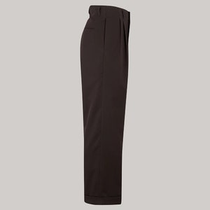 Puede incluir: Pantalones plisados marr&oacute;n oscuro con dobladillo vuelto. Los pantalones tienen un dise&ntilde;o cl&aacute;sico y a medida, con cintura alta y corte relajado. La tela parece ser de color liso y suave, adecuada para diversas ocasiones.