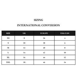 Op de afbeelding: Een zwart-wit tabel met de titel "SIZING INTERNATIONAL CONVERSION" toont maatconversies. De tabel bevat kolommen voor UK, Europa en USA/CAN maten, met bijbehorende numerieke waarden voor XS, S, M, L, XL en XXL.