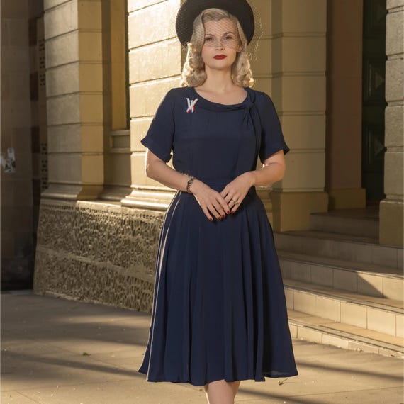ariel maxi dress champagne Mirabella Satin - M Size - Women's Dresses Sample Alma Bridesmaid Dress Color:Dark Grey Oak size-xl-14-16 With draped detailing and