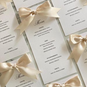 Carte de menu de luxe avec noeud de ruban de satin couleur champagne / Menu de mariage avec nom / Carte de menu de douche nuptiale / Menu de dîner de répétition « MADISON »