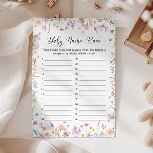 Noms de bébé de race rose, jaune, lilas et pêche avec fleurs sauvages | Jeu de l'alphabet | Jeu de baby shower - Lot de 10/15 cartes « BABY IN BLOOM »