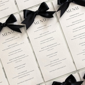 Carte de menu de mariage de luxe avec noeud de ruban de satin noir noué à la main / Menu de fête avec nom / Menu personnalisé / Menu du dîner de répétition « MADISON »