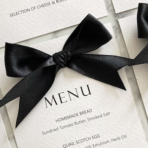 ÉCHANTILLON carte de menu de mariage avec noeud de ruban de satin noué à la main / Menu de mariage avec nom / Menu de dîner / Menu de répétition