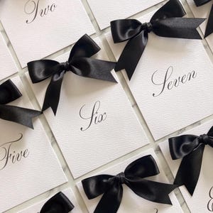 Carte de numéro de table de mariage de luxe avec ruban de satin noir noué à la main/numéro de table de mariage/noms de table de fête « MADISON »