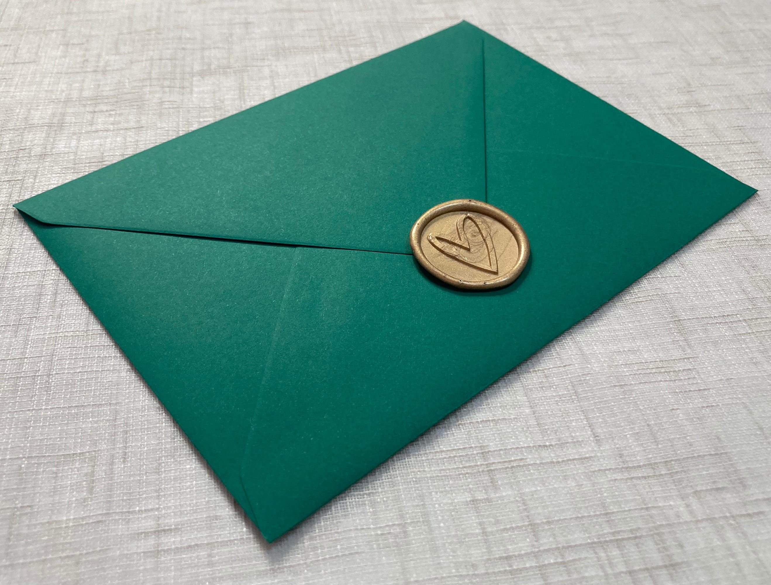 Faire-part de mariage avec photo. Enveloppe vert émeraude avec
