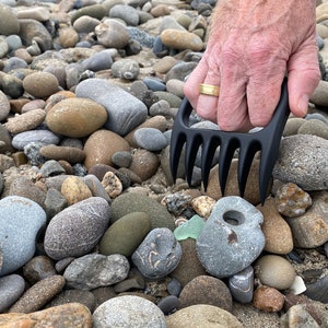 Beach Comb Hand-Held Beach Rake Great for finding sea glass and shells in the pebbles image 3