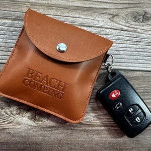 Beachcombing Square Pouch - Kunstleder mit Metallverschluss, Klarsichtfenster und Metallring