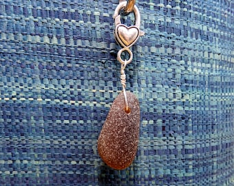 Chaveiro/Pingente de Bolsa em Vidro Marrom Grosso - Chaveiro de Vidro de Praia Autêntico com Fecho em Formato de Coração