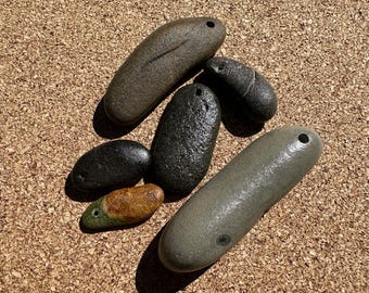 Colgantes alargados de piedra de playa - Juego de 6 piedras de playa naturales perforadas en la parte superior - Forma alargada