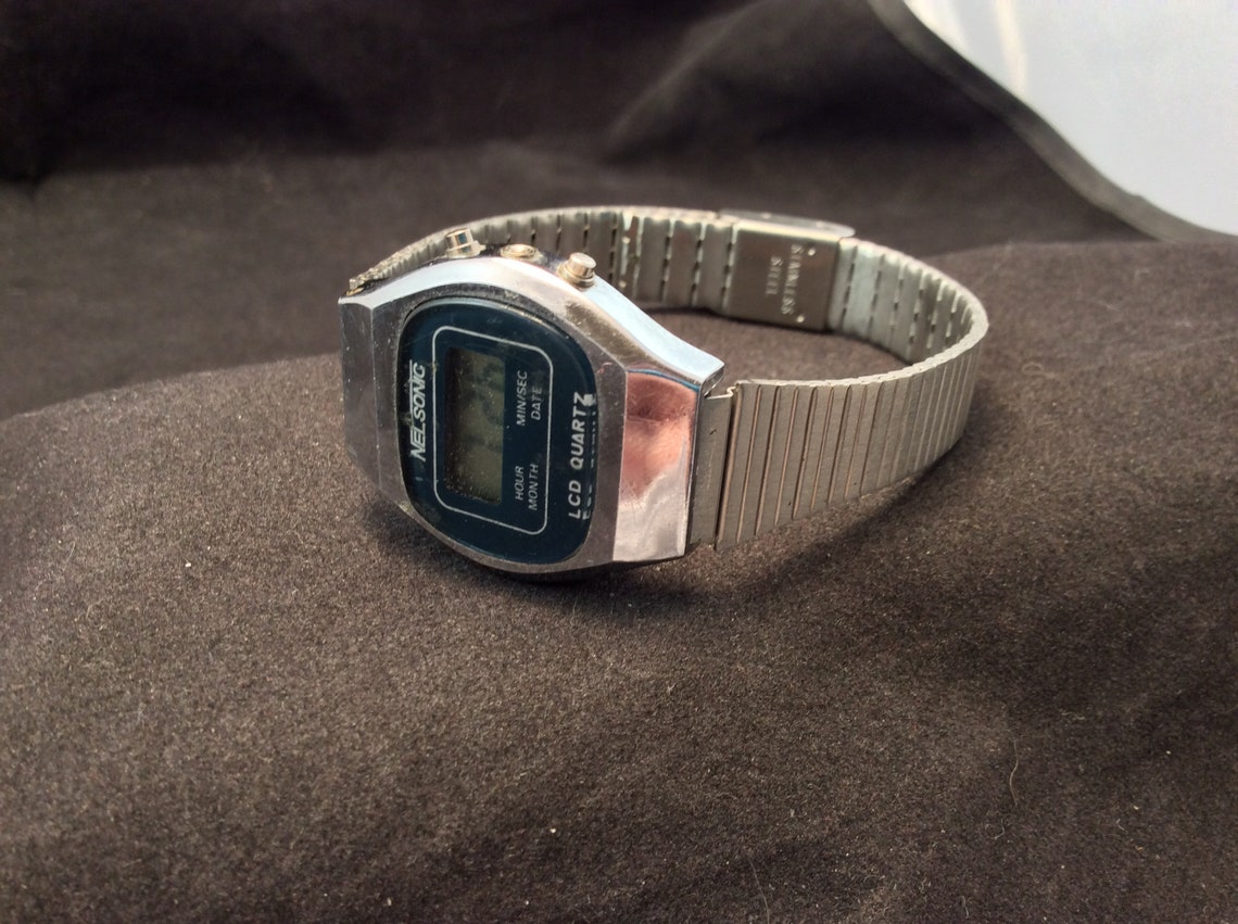 nelsonic lcd quartz watch