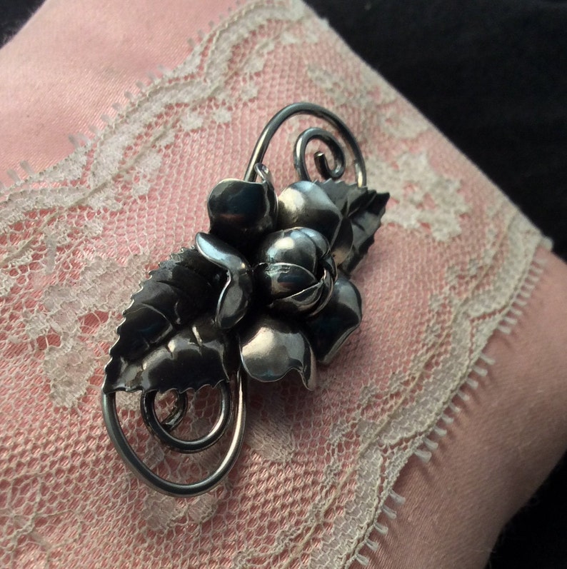 Pre Owned Pretty Ladies Flower pin Beautiful Preowned Vintage Sterling Silver Rose Flower Brooch Pin Stamped Sterling