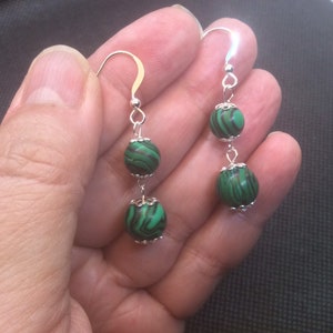 Pendientes colgantes hechos a mano con gancho, de plata de ley verde, con cuentas redondas de malaquita de 8 mm y 10 mm.