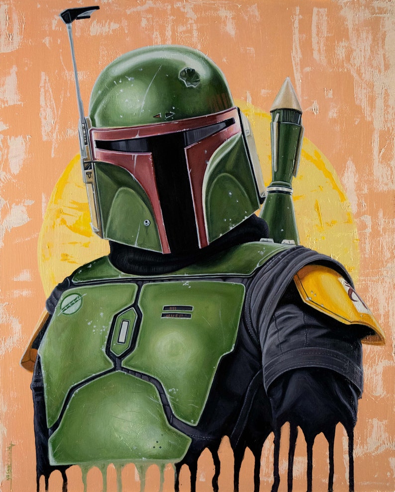 Op de afbeelding: Een groene en zwarte Star Wars Boba Fett-actiefiguur met een gele schouderbeschermer. De figuur staat op een textuurrijke oranje achtergrond.