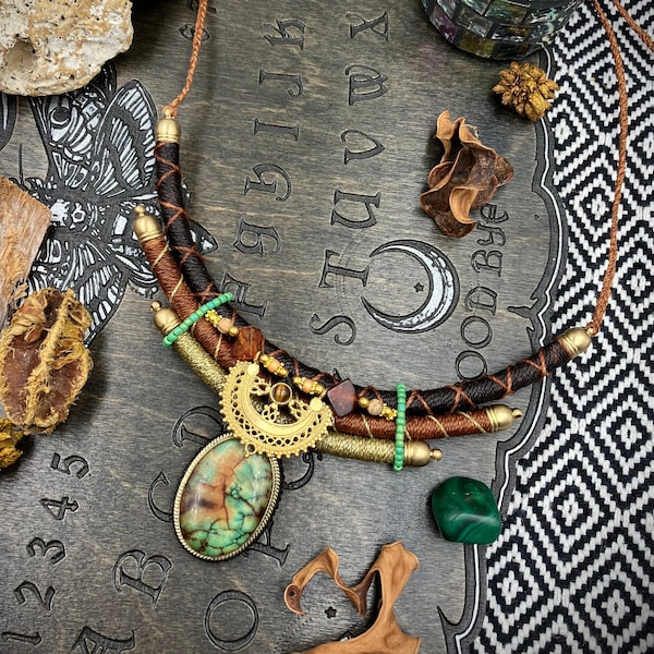 Collier torque ras de cou 3 rangs en macramé avec pierre de Chrysoprase - Style boho, tribal, ethnic, gypsy, esoteric, wicca, fairy