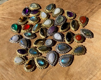 Grooved cabochons in natural stone and brass - Moonstone, Amethyst, Labradorite - Micro-macramé material
