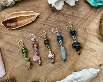 Acessórios de cabelo boho em macramê e latão - Acessórios para tranças/dreads, presilhas de cabelo com pedras naturais e conchas.