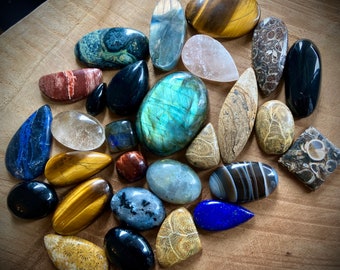 Naturstein-Cabochons – Labradorit, Fluorit, Quarz, Onyx, Lapislazuli, Sodalith, Koralle, Jaspis – Mikro-Makramee-Material