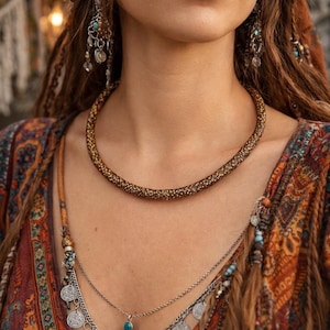 Collares de oro, gargantillas de tubo, torques étnicos chic, gargantillas de lentejuelas de algodón