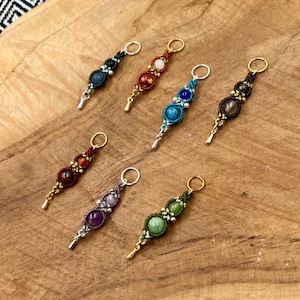 Minimalistischer Haarschmuck aus Makramee und Messing – Flecht-/Dreadlock-Schmuck, Haarspangen mit Natursteinen