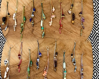 Joias ciganas para cabelo em macramê e latão - Acessórios para tranças/dreads, presilhas de cabelo com pedras naturais e conchas.
