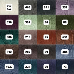 Puede incluir: Una carta de colores de hilos de varios tonos, incluyendo crema, gris, morado, verde, marrón y azul. Cada color está etiquetado con un número. El hilo está bien enrollado y los colores están dispuestos en filas y columnas.