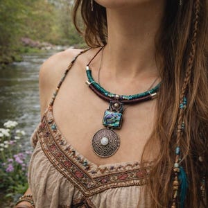 Collier torque ras de cou en macramé avec pierre de Lune et d’Ormeau