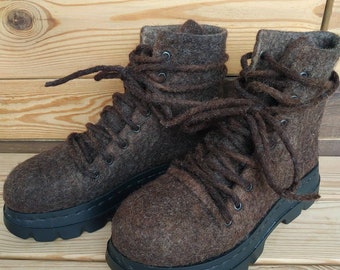 Dunkelbraune Winterstiefel aus naturbelassener Wolle