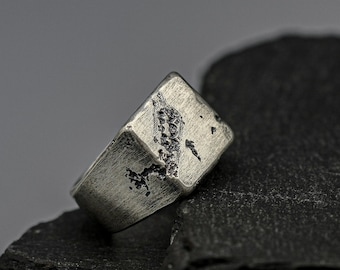 Rough fracture brutalist style band, silver signet ring