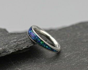 Anillo con incrustaciones de ópalo de laboratorio azul - Banda de plata esterlina