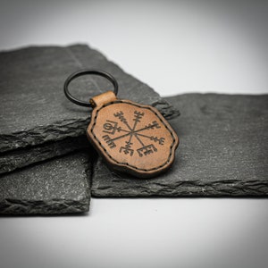 Chaveiro Viking Vegvisir em couro, chaveiro personalizado.