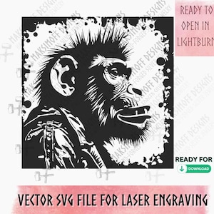 Op de afbeelding: Zwart-wit vectorafbeelding van een chimpansee met een hanenkam. De afbeelding is omlijst met een decoratieve rand en bevat de tekst "VECTOR SVG FILE FOR LASER ENGRAVING."