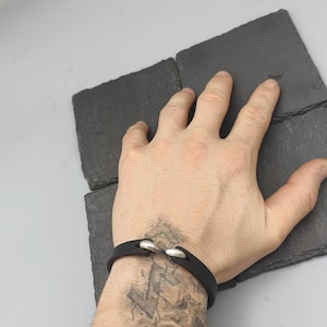 Pulseira de couro com fecho de gancho em prata de lei, bracelete minimalista em couro com efeito envelhecido, pulseira rústica unissex.