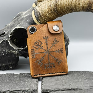 Braune Ledergeldbörse mit Wikinger Kompass und Vegvisir Symbol.