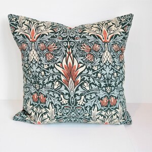 Double-sided 18&#39;&#39; SNAKESHEAD pillow cover. Design William Morris, linen blend, for pillow in size 45x45 cm (18&#39;&#39;x18&#39;&#39;).