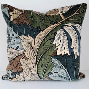 Double-sided 20&#39;&#39; ACANTHUS pillow cover. Design William Morris. Made of luxurious velvet, for pillow in size 50x50 cm (20&#39;&#39;x20&#39;&#39;).