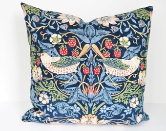 Double-sided 16” STRAWBERRY THIEF pillow cover. Design William Morris. 100% cotton for pillow in size 40x40 cm (16”x16”).