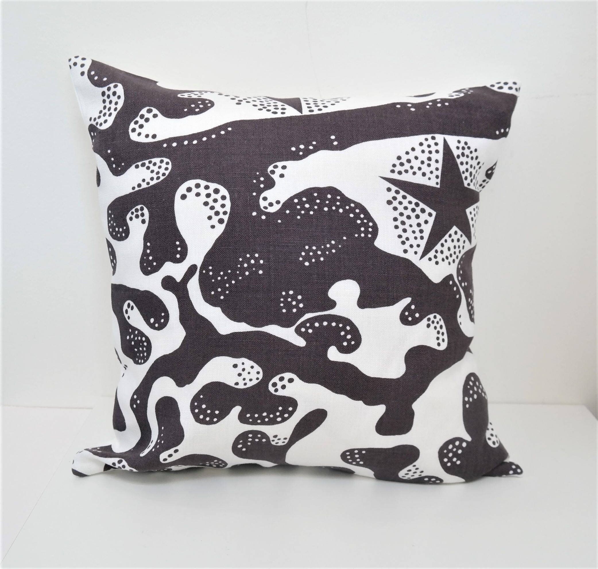 Double-sided cover 16'' ARISTIDIA, made of Svenskt Tenn linen fabric. For pillow in size 40x40 cm (16''x16''). Fabric design Josef Frank