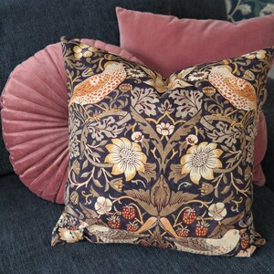 Double-sided 18'' STRAWBERRY THIEF pillow cover . Design William Morris. 100% cotton for pillow in size 45x45 cm 18''x18''. image 4