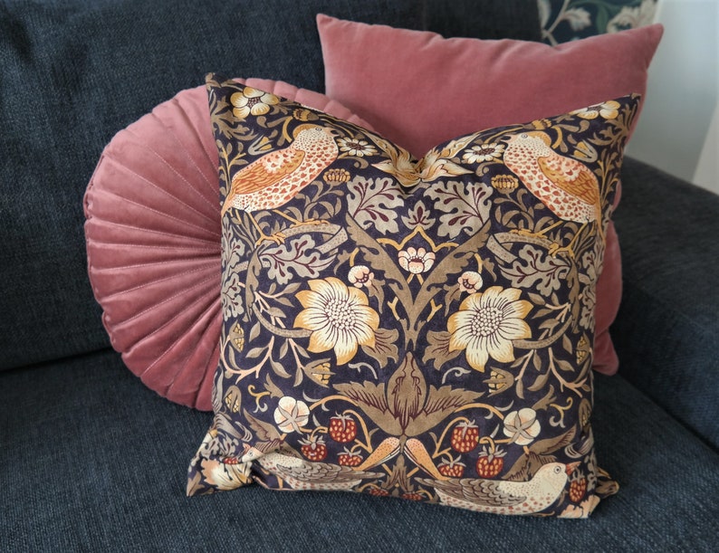 Double-sided 18'' STRAWBERRY THIEF pillow cover . Design William Morris. 100% cotton for pillow in size 45x45 cm 18''x18''. image 4