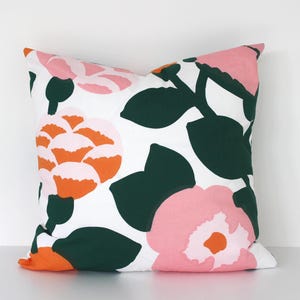 Double sided 18&#39;&#39; PIENI GREEN GREEN pillow cover, handmade from Marimekko cotton fabric. Pillow size 45x45 cm (18&#39;&#39;x18&#39;&#39;)