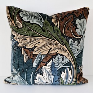 Double-sided 18&#39;&#39; ACANTHUS pillow cover. Design William Morris. Made of luxurious velvet, for pillow in size 45x45 cm (18&#39;&#39;x18&#39;&#39;).