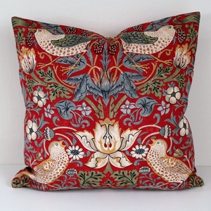 Funda de almohada de doble cara de 40 cm con la frase "STRAWBERRY THIEF". Diseño de William Morris. 100 % algodón para almohada de 40 x 40 cm.