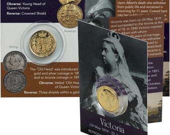 Op de afbeelding: Een close-up van een gouden munt met een portret van koningin Victoria. De munt wordt gepresenteerd in een plastic doos met een paarse achtergrond. De tekst op de doos luidt "Victoria (24 mei 1819 - 22 januari 1901) Reproductie Victoriaanse munt."