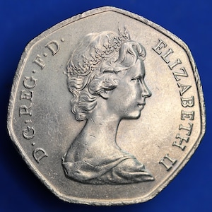 GENUINE British Coin -  1973 Elizabeth II fifty pence 50p high grade coin  [07/25 33010]