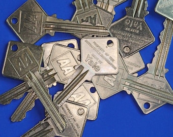 ONE 1970s Automobile Association AA members' emergency box key             [AAKEY]