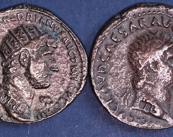 Op de afbeelding: Een tweezijdige Romeinse bronzen munt met de inscriptie "IMP CAESAR AVG GERM" aan de ene kant en "IMP CAESAR DRIANVS AVG COS III" aan de andere kant.