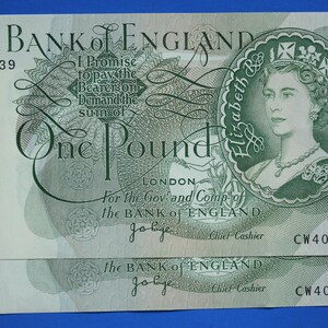 2x 1970 Bank of England One pound 1 pound JB Page Prefix &quot;CW40&quot; banknotes, Elizabeth II, CONSECUTIVE Numbers [06/25 32658]