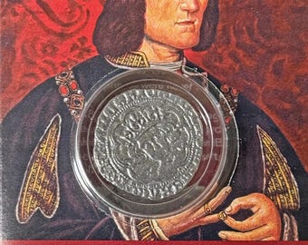 Op de afbeelding: Een reproductiemunt van Richard III, gepresenteerd in een transparante hoes. De afbeelding toont een portret van de koning, met een zwarte hoed en uitgebreide kleding. De tekst "RICHARD III" en de data van zijn bewind zijn ook zichtbaar.