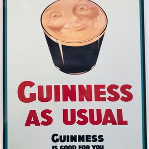 Może przedstawiać: Metalowy szyld z uśmiechniętym kuflem piwa Guinness. Szyld zawiera napis "Guinness As Usual" w kolorze czerwonym i "Guinness Is Good For You" w kolorze czarnym. Tło jest białe.